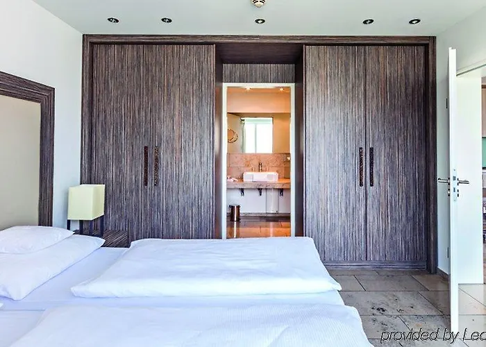 Burns Art & Culture 4*