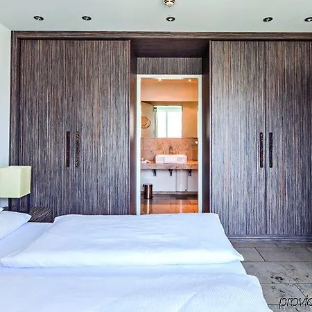 Burns Art & Culture 4*