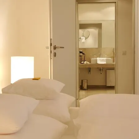 Burns Art & Culture Hotel 4*