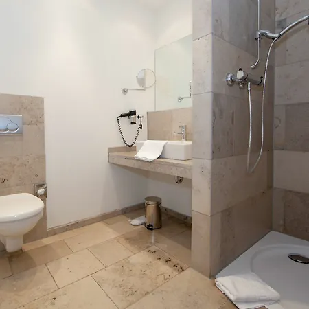 Hotel Burns Art & Culture