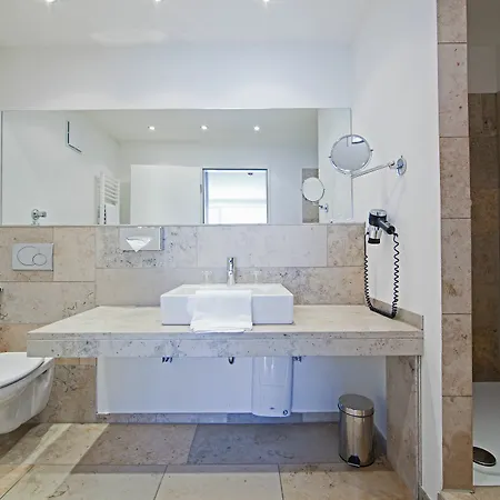 Burns Art & Culture 4*