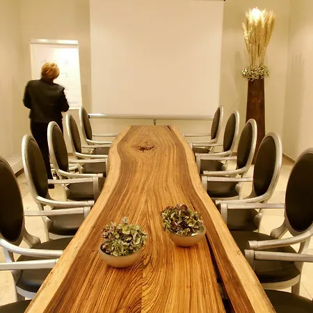 Burns Art & Culture Отель