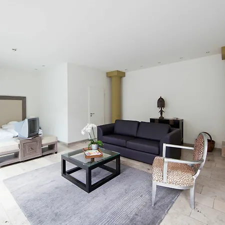 Burns Art & Culture Отель