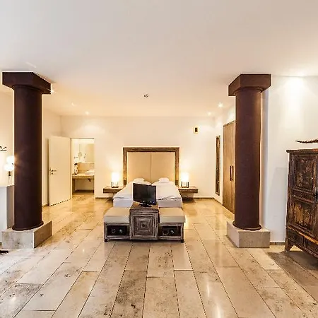 Burns Art & Culture 4*