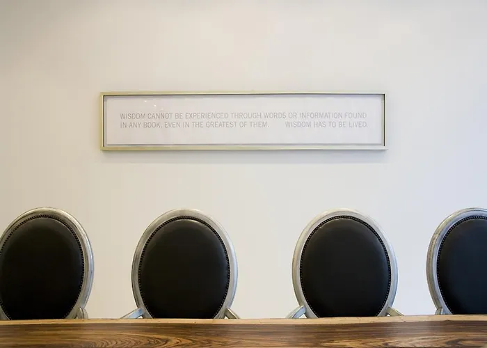 Burns Art & Culture Hotell 4*