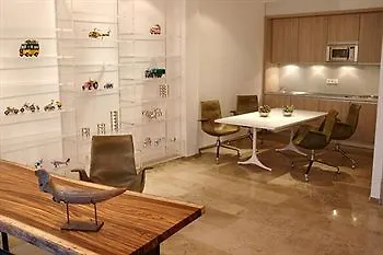 Burns Art & Culture Hotell 4*