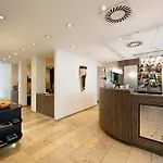 Burns Art & Culture ホテル 4*