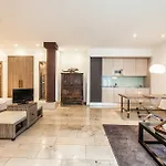 Burns Art & Culture ホテル 4*