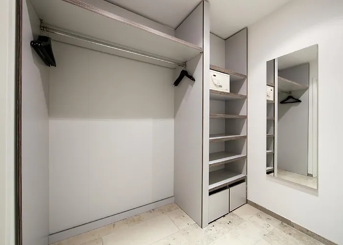 Burns Art & Culture 4*