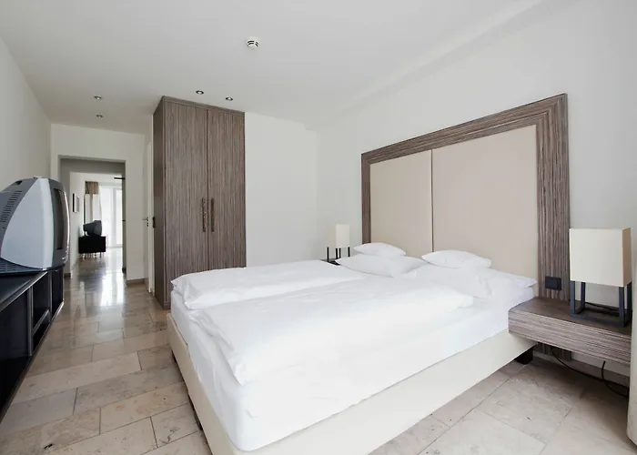 Burns Art & Culture Hotel 4*